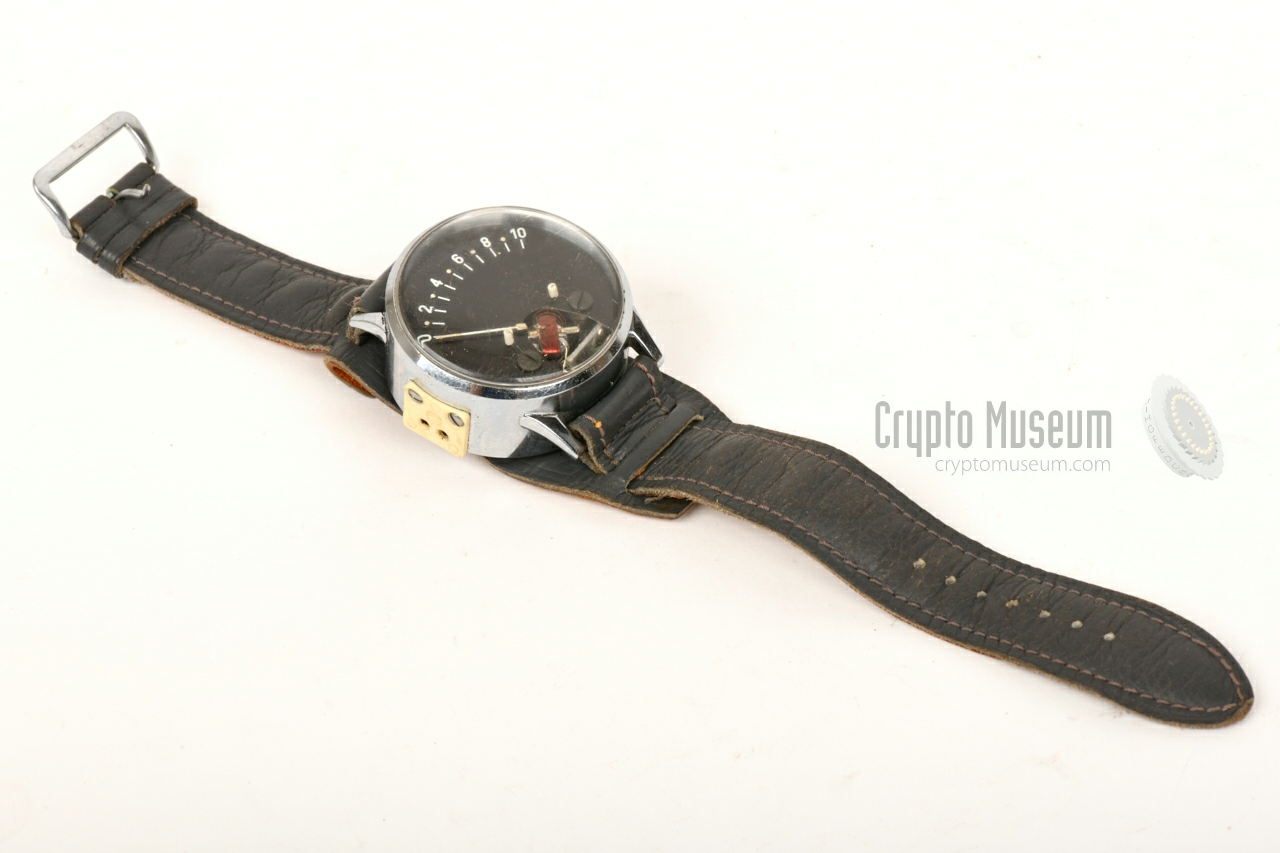 Field strength indicator disguised as wristwatch
