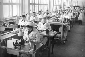 Lens assembly line at KMZ in 1956. Copyright unknown [4].
