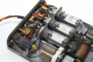 Clear  view of the 3 valves and the tuning capacitors inside the Sweetheart