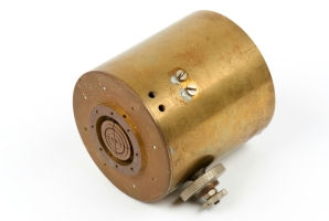 Resonant cavity microphone for 360 MHz