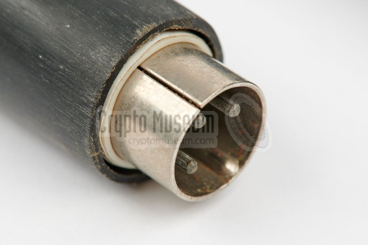 Connector between transmitter and microphone (3-pin DIN)