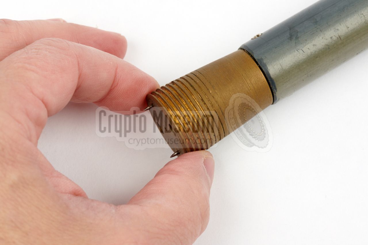 Weight/microphone compared to the size of a hand