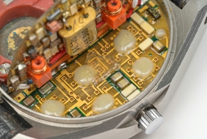 Quartz Oscillator (left) and clock generator (right)