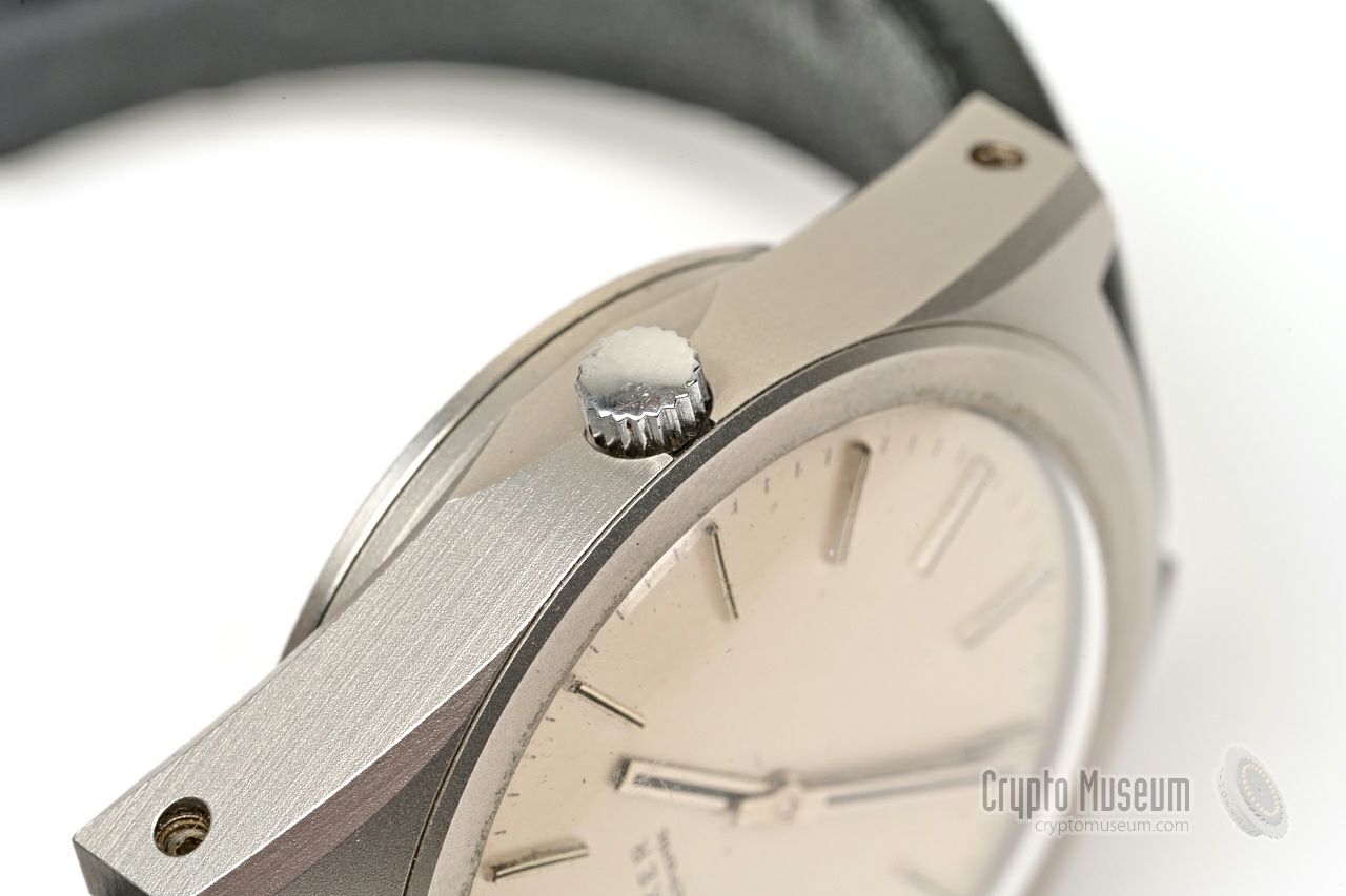 Note the slot between the crown and the window pane. It allows the clockwork to be removed.