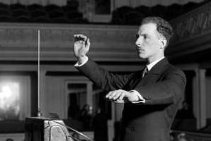 Termen demonstrating the Termenvox in December 1927. Copyright Bettmann, Corbis [18]. Photograph via Wikipedia.