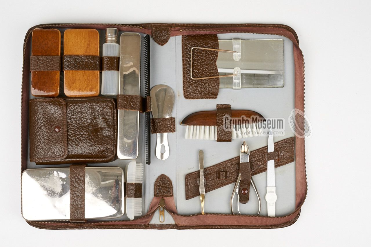 Overview of the items in the travel kit