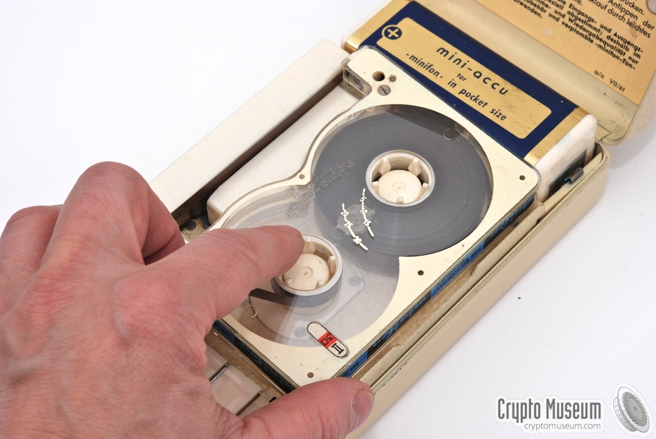 Placing a tape cartridge in the Minifon Attaché