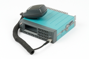 SE-660 mobile radio with microphone