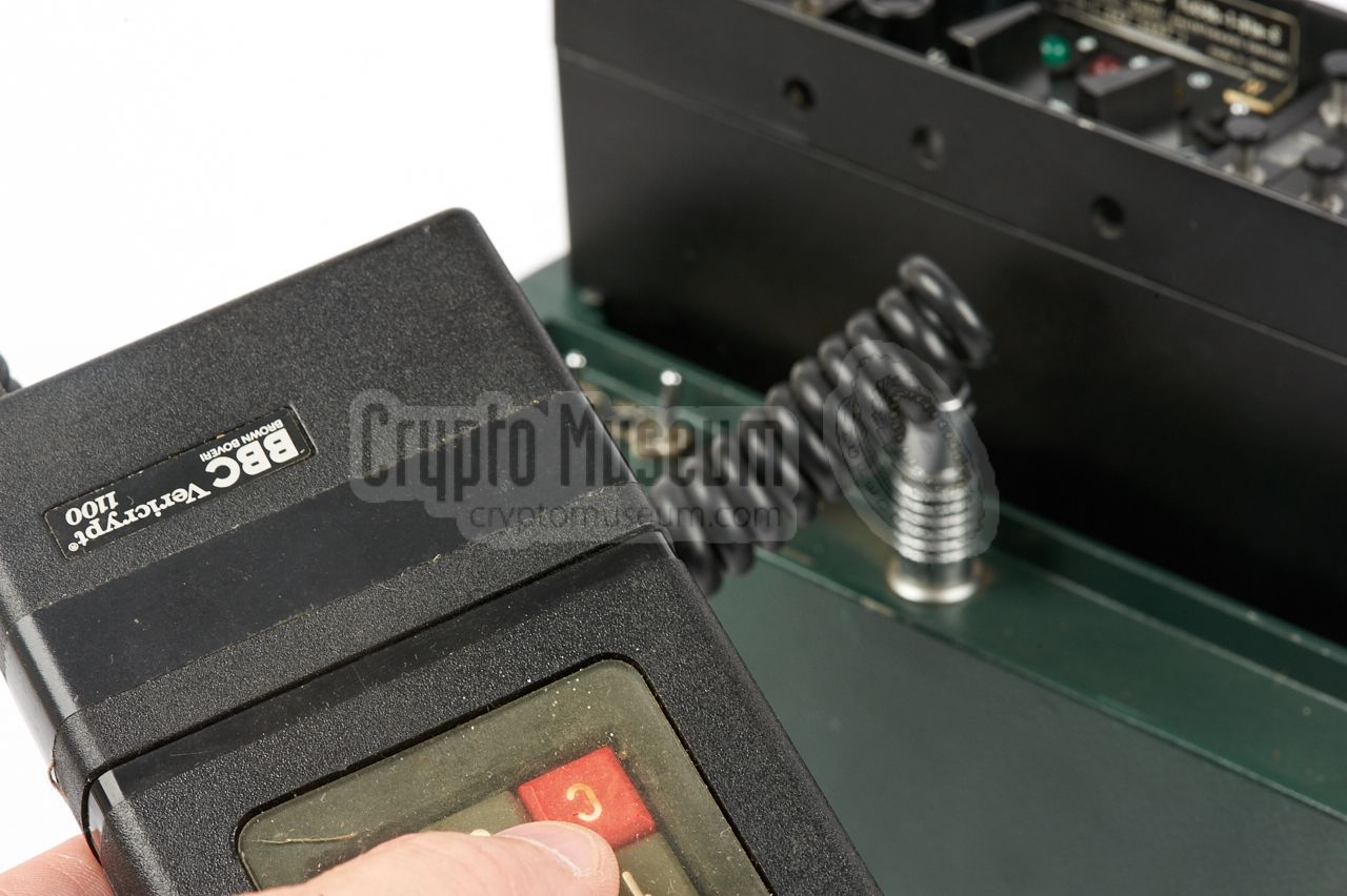 Key filler attached to the LEMO socket at the front of the FuG-8