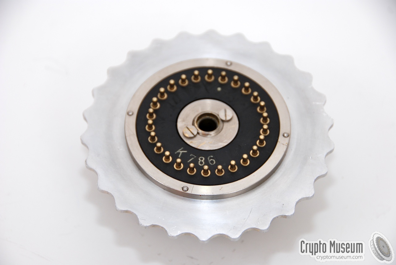 The spring-loaded contacts of the reflector (UKW)