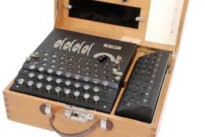 The contents of the wooden box. The Enigma-K at the left and an additional lamp panel at the right.