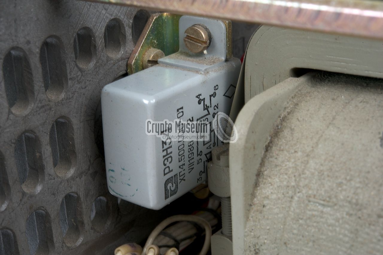 The 24V relay that blocks the power output of the data cable is not present