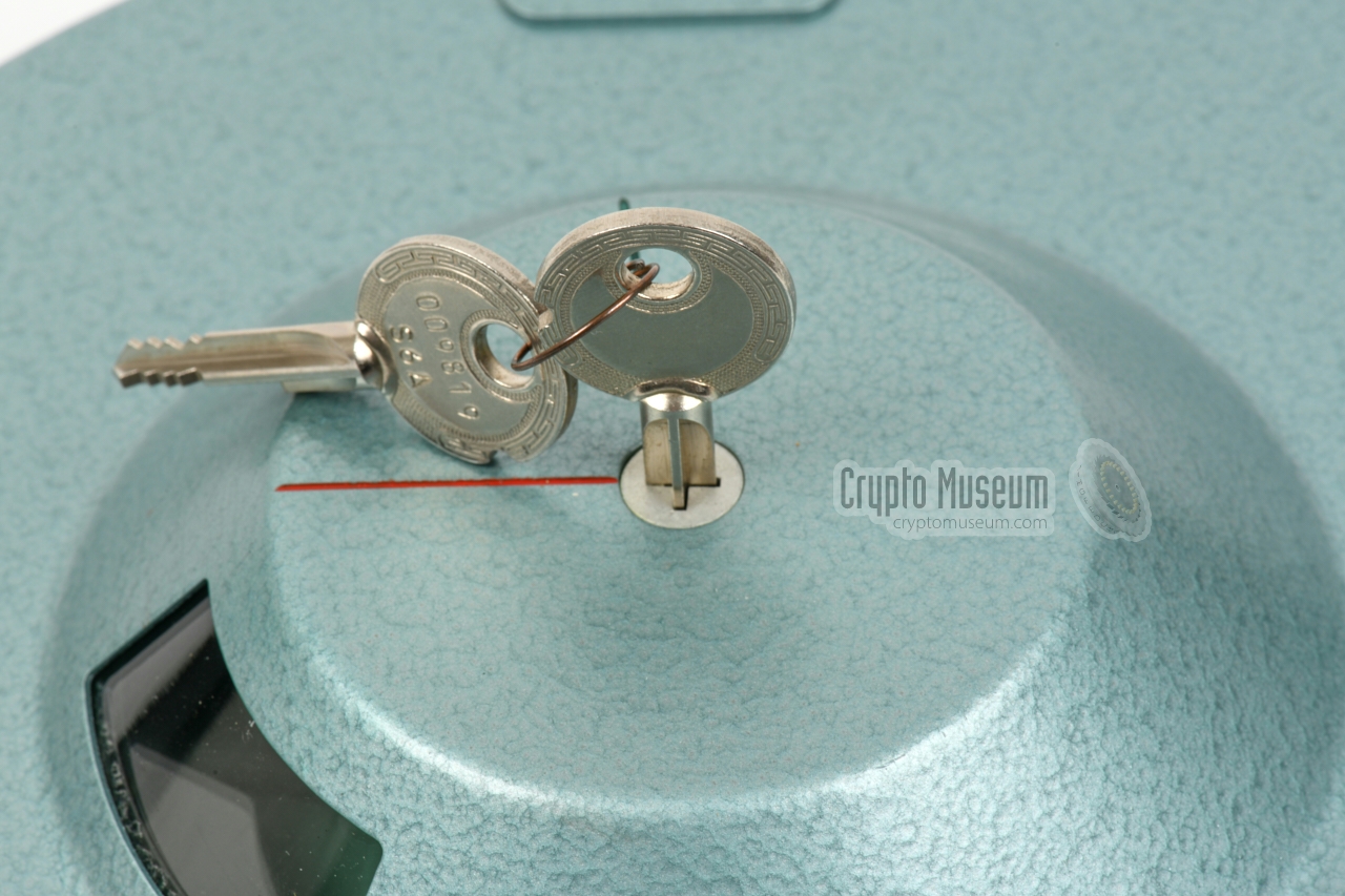 Locking and unlocking the cassette