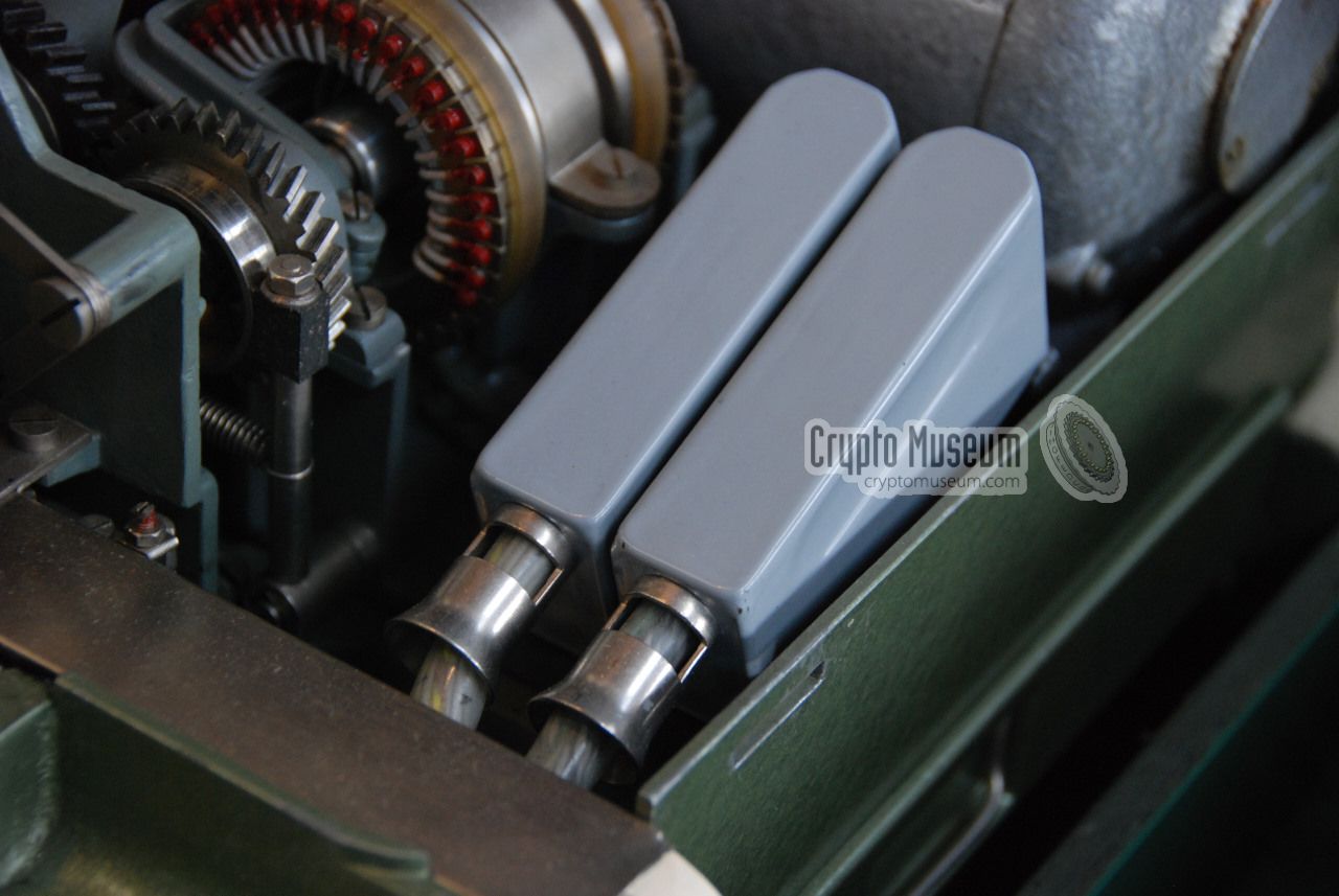 Input/out commutator connectors