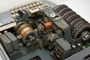 Main driving axle and commutator seen from the rear