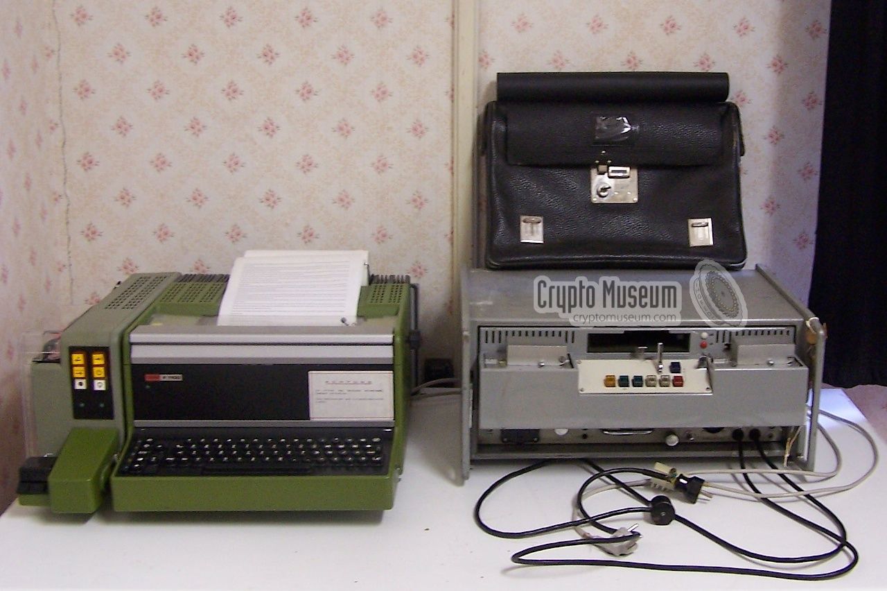 DUDEK TgS-1 next to an RFT teleprinter