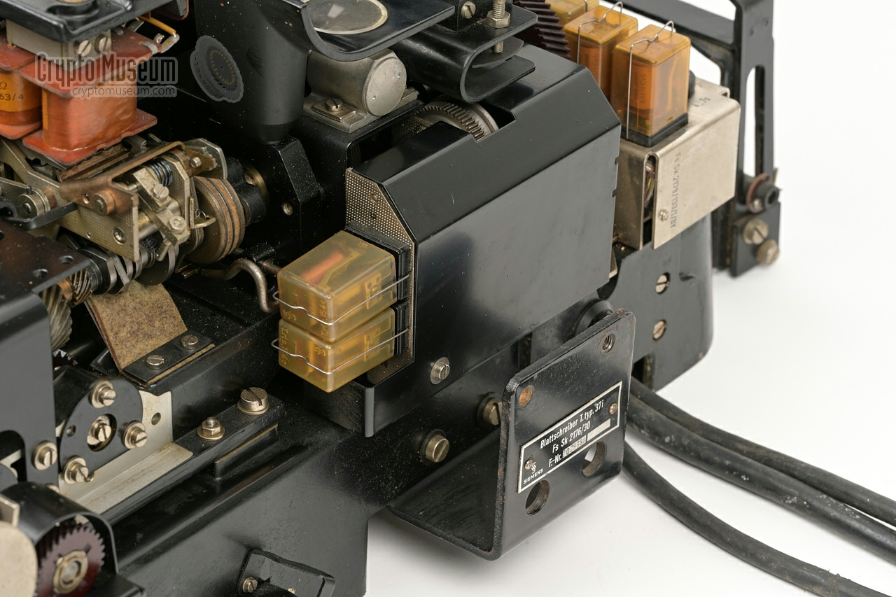 Extra device with two relays at the right