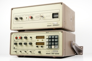 Skanti DS-6001 digital voice scrambler on top of a TRP-6000 transceiver