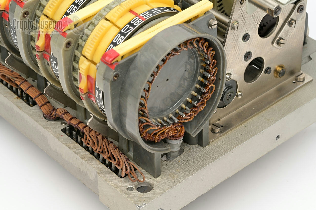 Right end plate wiring (cap removed)