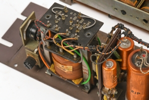 Mains transformer with voltage selection straps