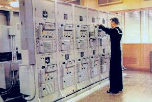 US Navy installation with 14 KW-26 units (7 for reception and 7 for transmission). Image extracted from NSA/CCH booklet about KW-26 [3].