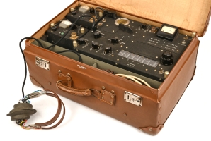 Aperiodic receiver in suitcase, with headphones