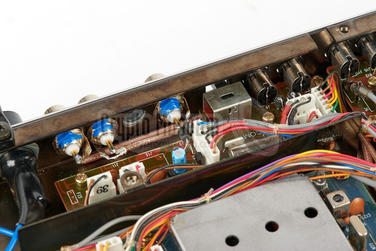 Modified connection board and new BNC sockets, seen from inside the receiver