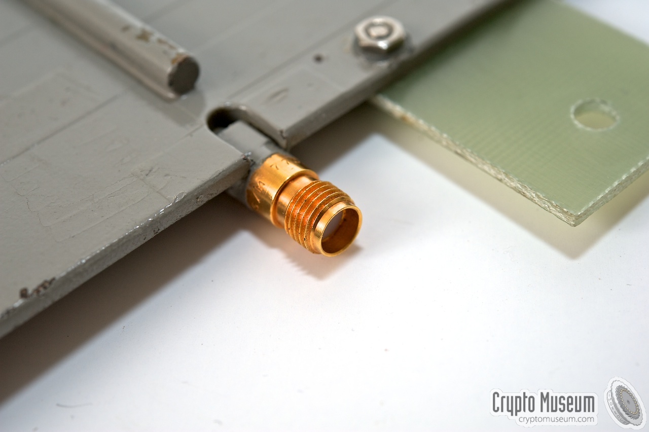 Connector on the log-periodic antenna