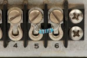 Resistor mounted between contacts 5 and 6