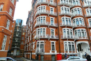 The Ecuadorian Embassy at 3 Hans Cres in Central London. Photograph by Paasikivi, obtained via Wikipedia Creative Commons.
