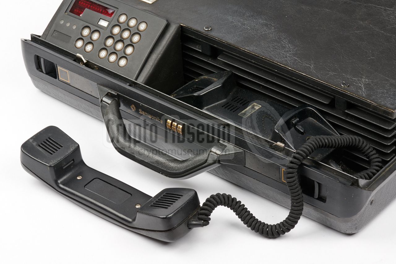 Castor car phone with handset off-hook