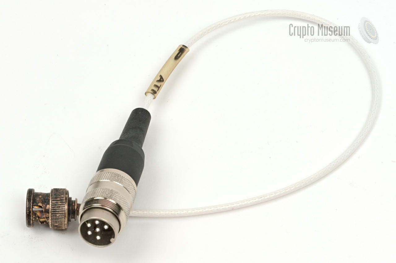 Cable between TG-1001M and GA-082