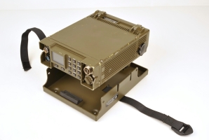 Spider being placed in the vehicle mount