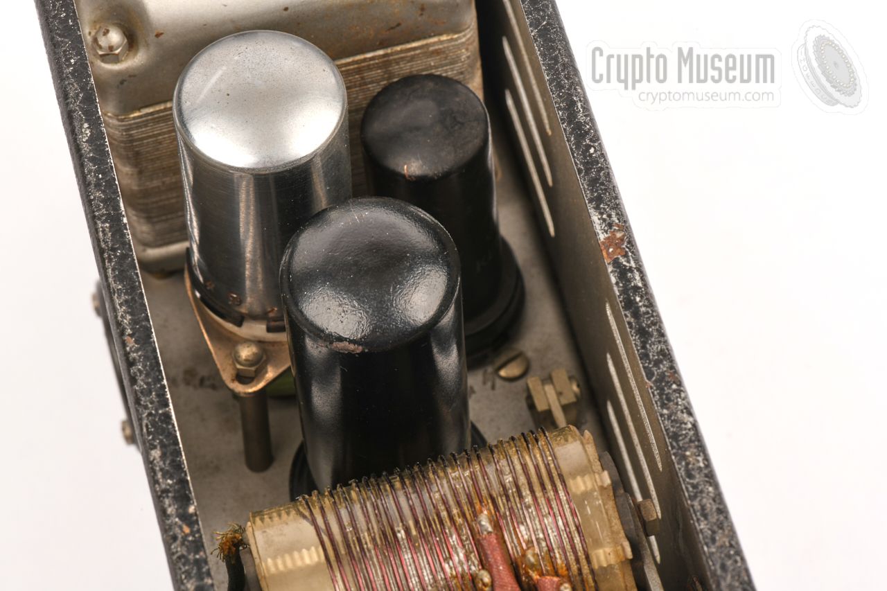 Main 6L6 valve (front), 5Z4 rectifier valve (right) and crystal