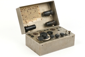 Paraset with valves stowed inside top lid