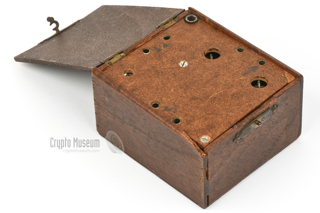 Clandestine 'Radio Oranje' receiver with open lid