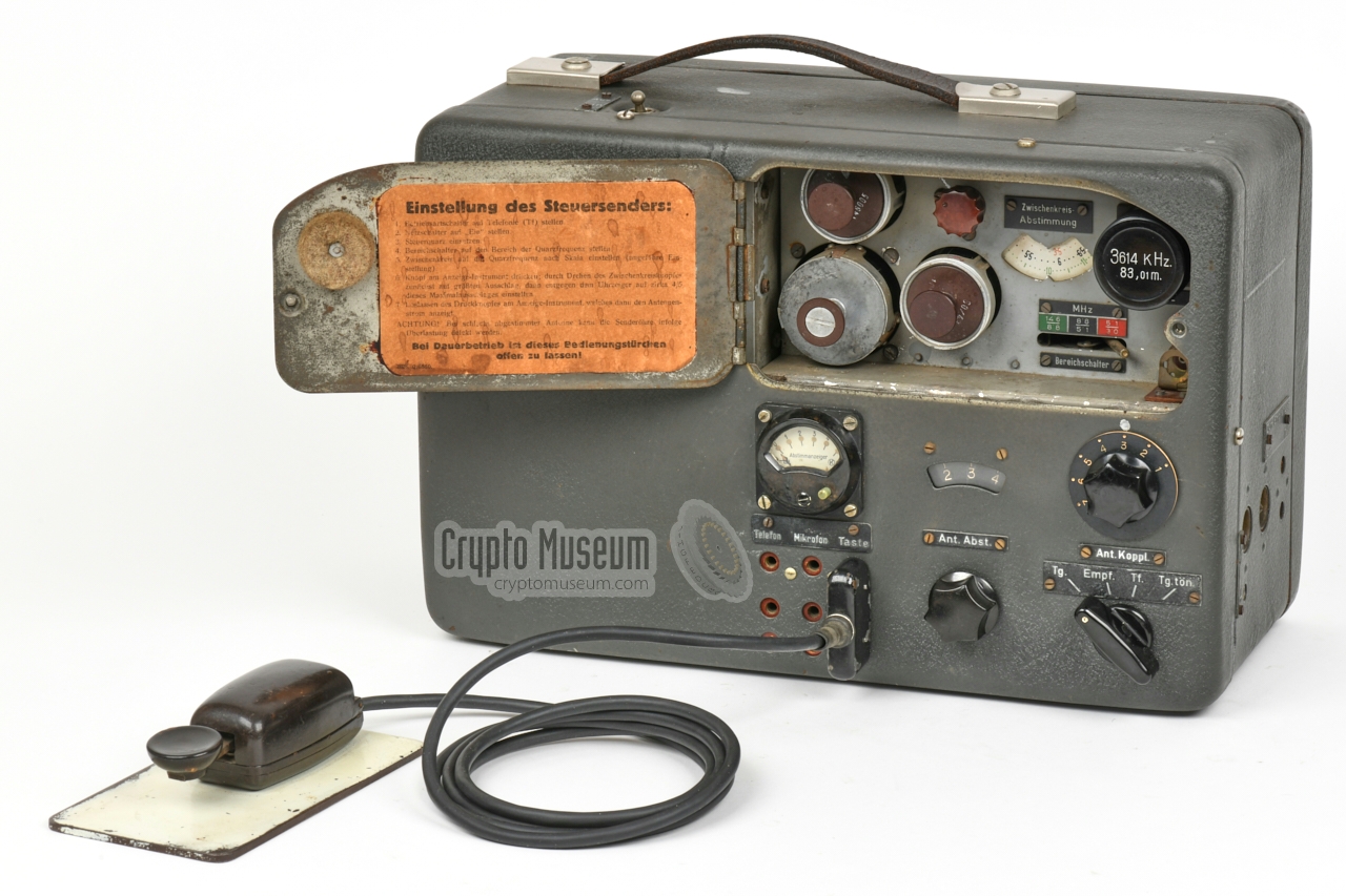Mouse morse key connected to Radione RS-20/M transmitter