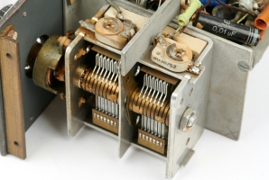 Tuning capacitor(s) with trimmers