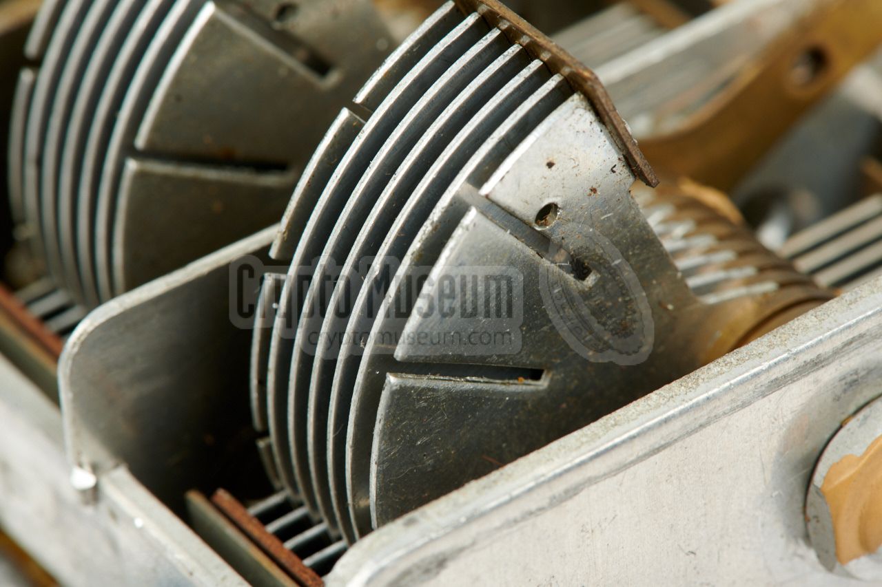 Rightmost blade of the tuning capacitor had been damaged, probably due to a fall