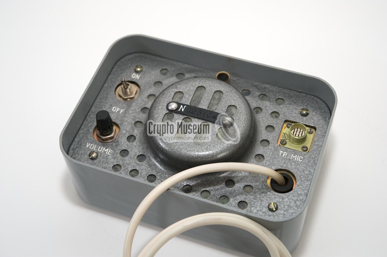 Amplifier with built-in speaker