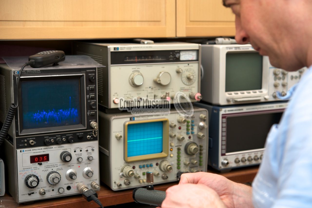 Verifying the amateur frequency on a spectrum analyzer