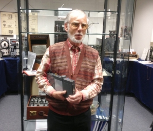 Fritz Arends, developer of the S-6800 transmitter, with an SP-20 under his arm. Photograph via Jim Meyer [1]. Reproduced here by kind permission.