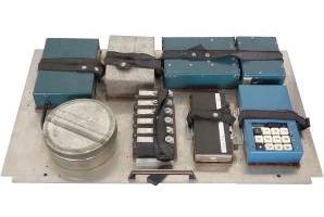 WSA-1 spy transmitter and FLE spy receiver in suitcase concealment. Photograph via Detlev Vreisleben [1].